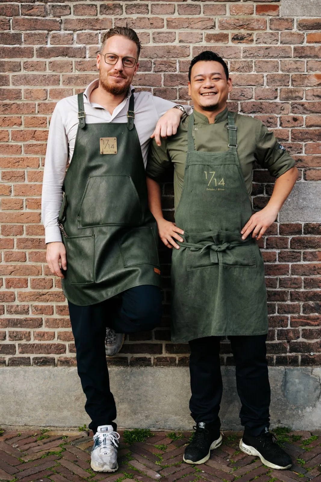 Jasper Stadhouders en Tai Pham samen voor de bakstenen muur van 1714