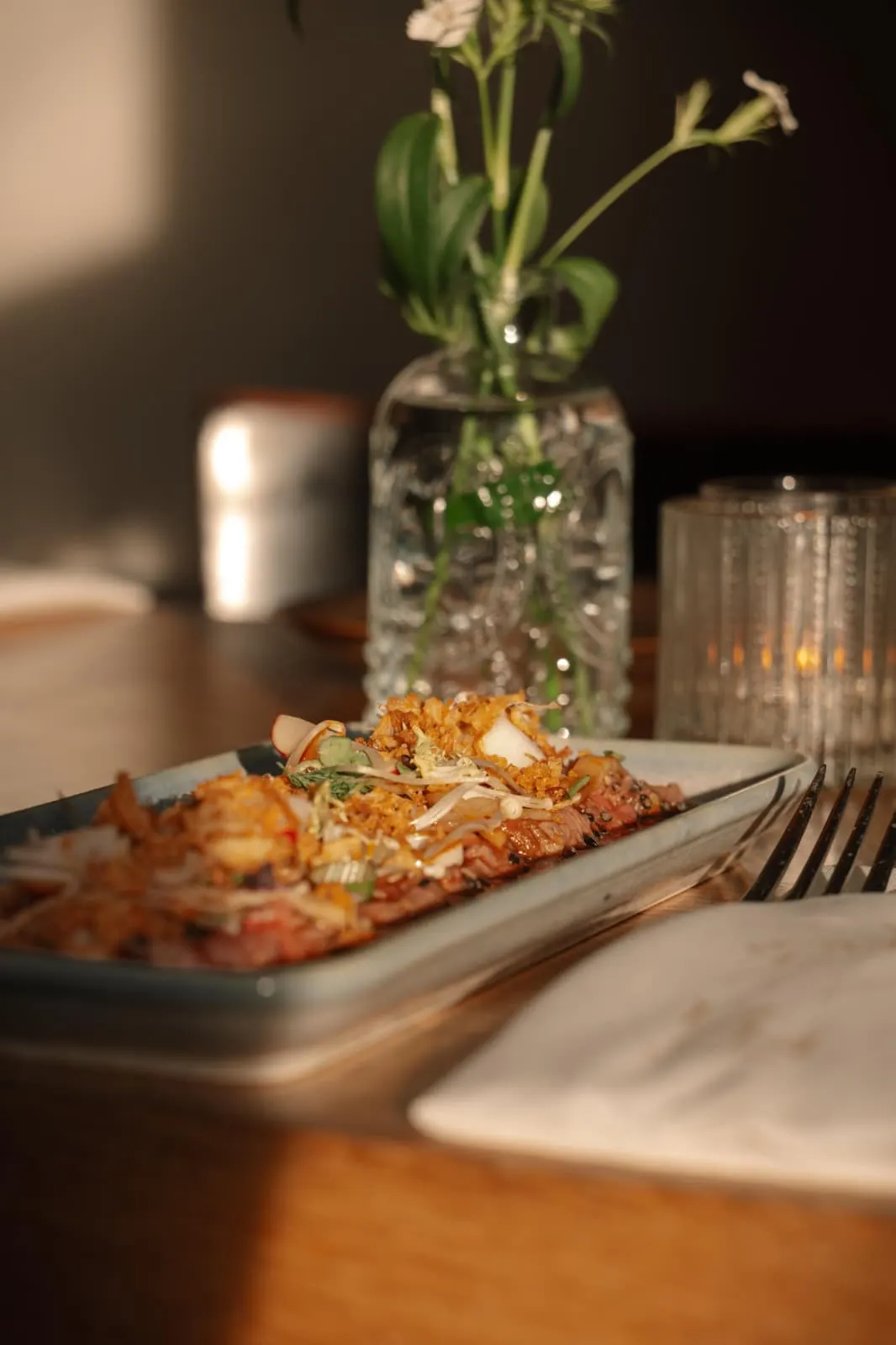 Tataki op een langwerpig bord met garnituur