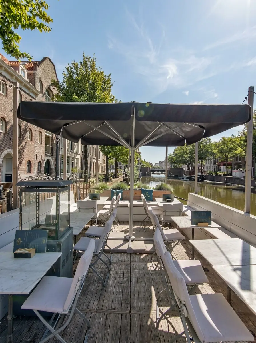 Het terras op de boot overdag, met gasten aan tafel in de zon