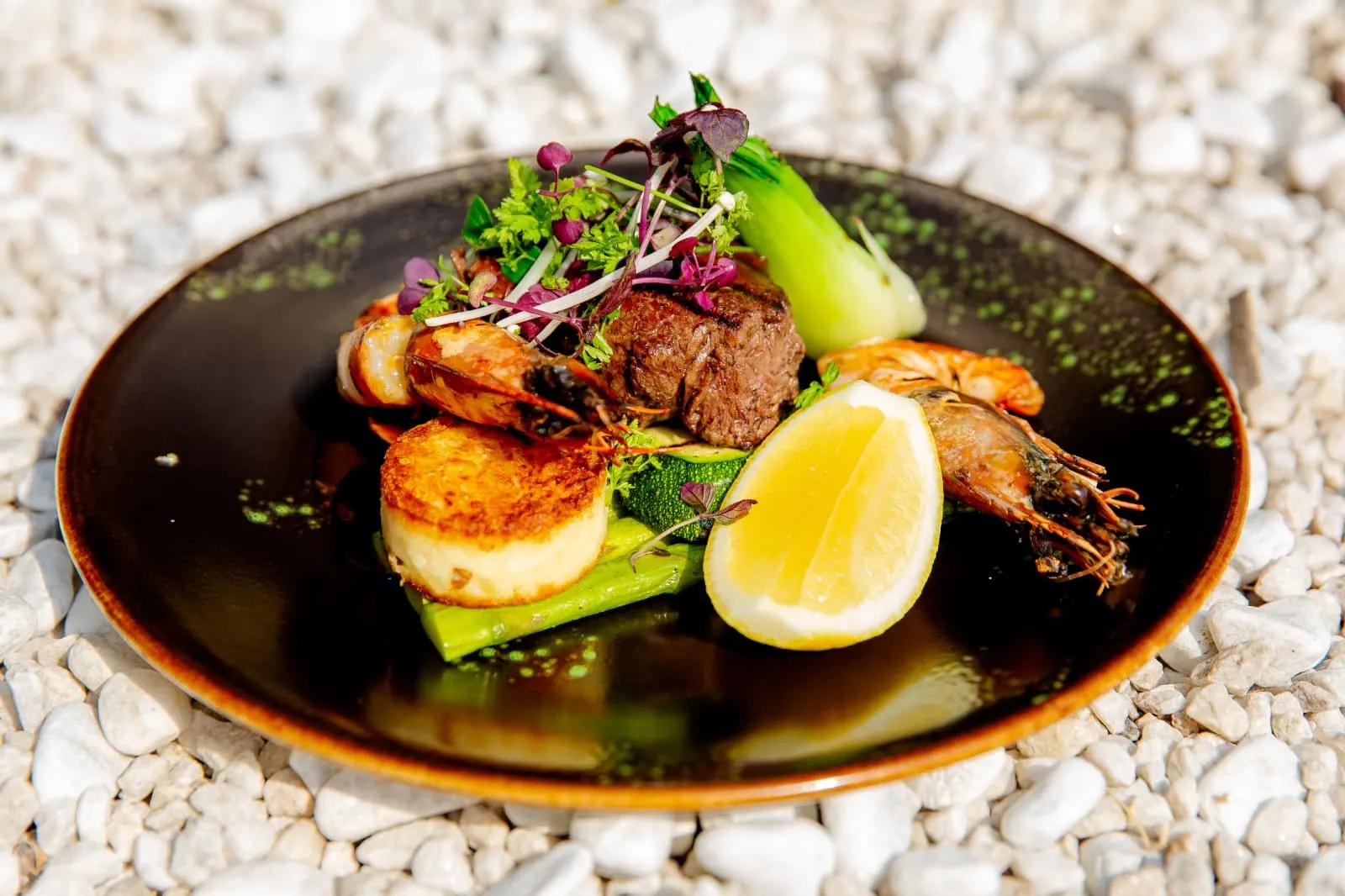 Ossenhaas met gamba’s, aardappel, groenten en citroen