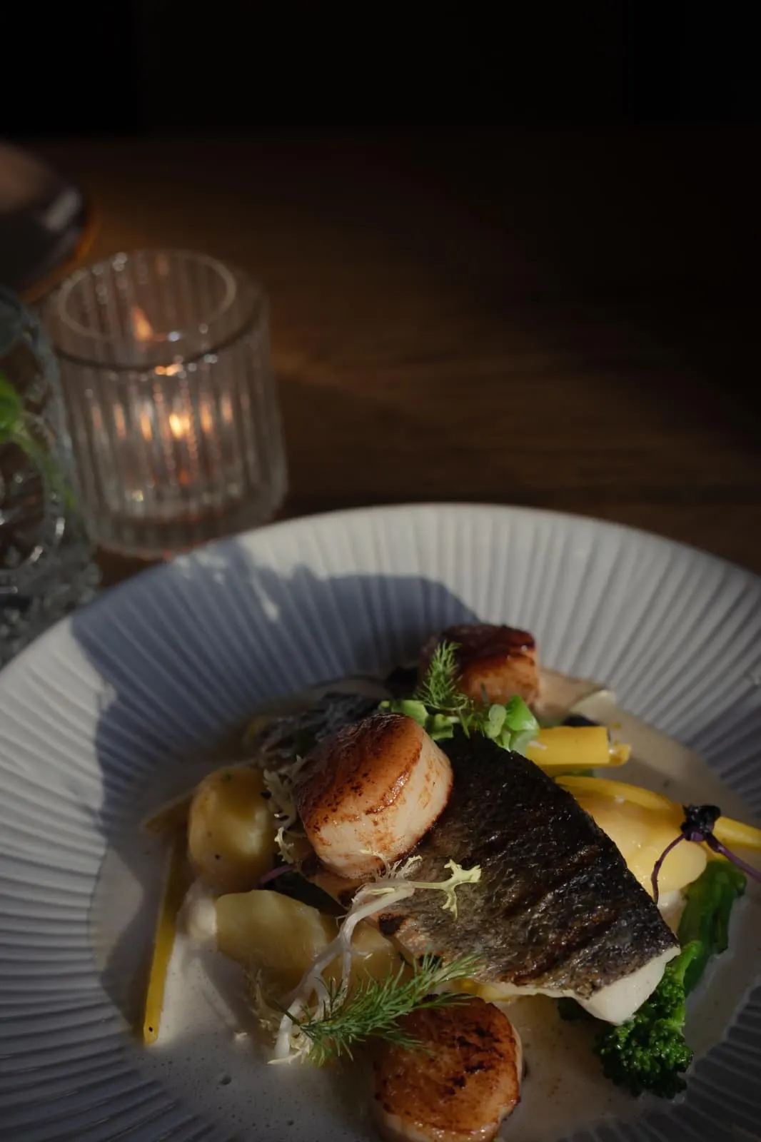 Gegrilde zeebaars met coquilles, groenten en beurre blanc